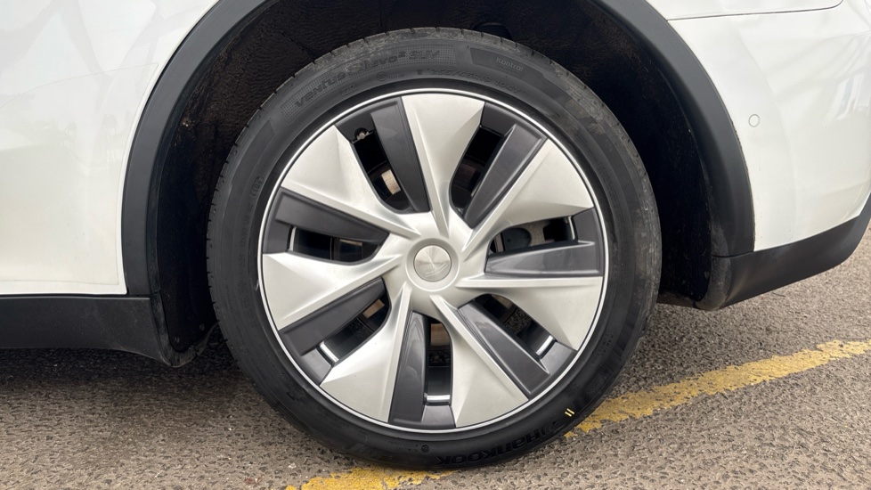 TESLA MODEL Y Image 18
