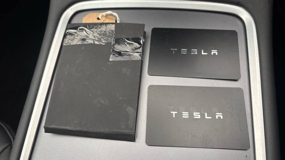 TESLA MODEL Y 2 keys