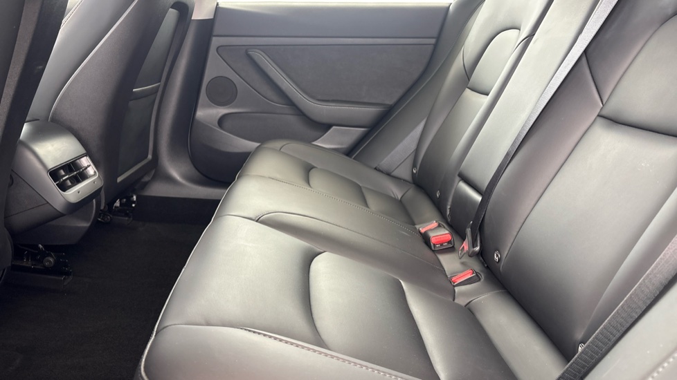 TESLA MODEL 3 Image 14