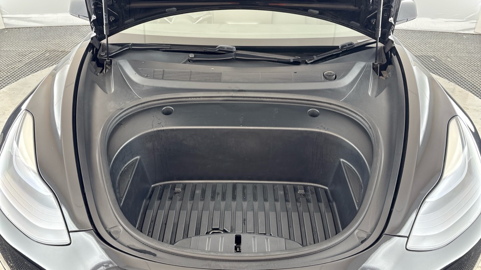 TESLA MODEL 3 Image 16
