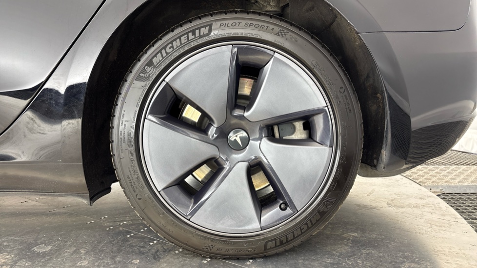 TESLA MODEL 3 Image 18