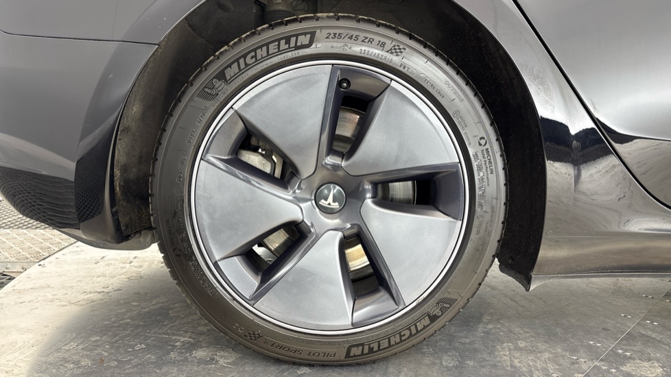 TESLA MODEL 3 Image 19
