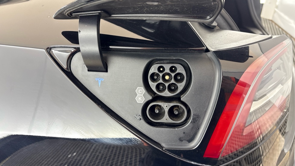 TESLA MODEL 3 Image 21