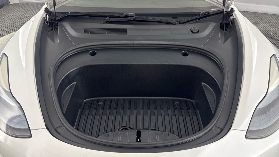 TESLA MODEL 3 Image 16