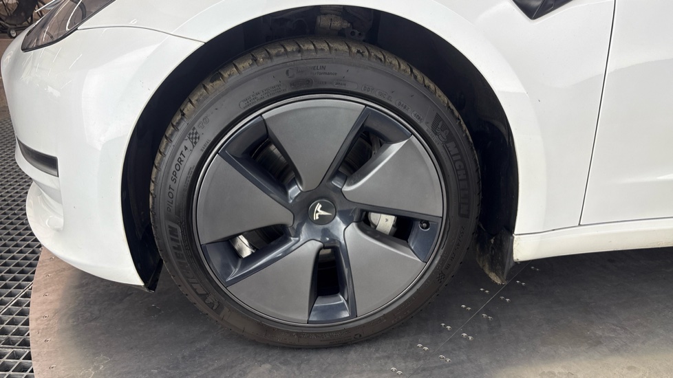 TESLA MODEL 3 Image 17
