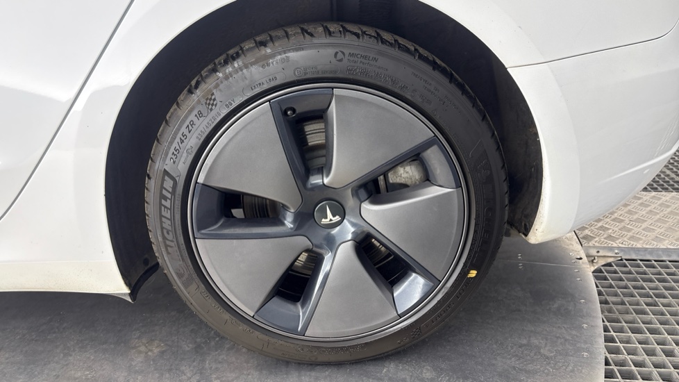 TESLA MODEL 3 Image 18