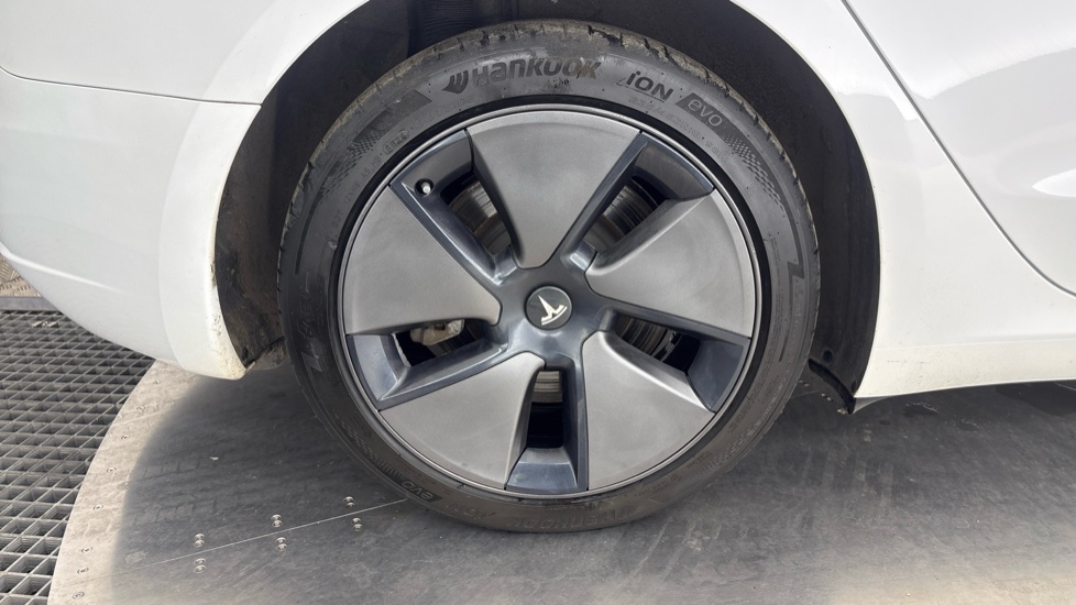 TESLA MODEL 3 Image 19