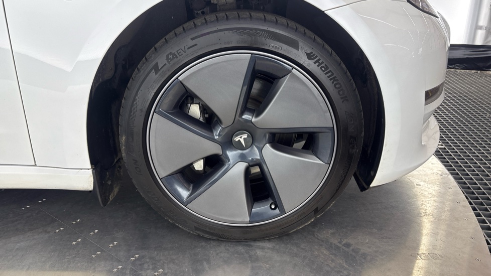 TESLA MODEL 3 Image 20