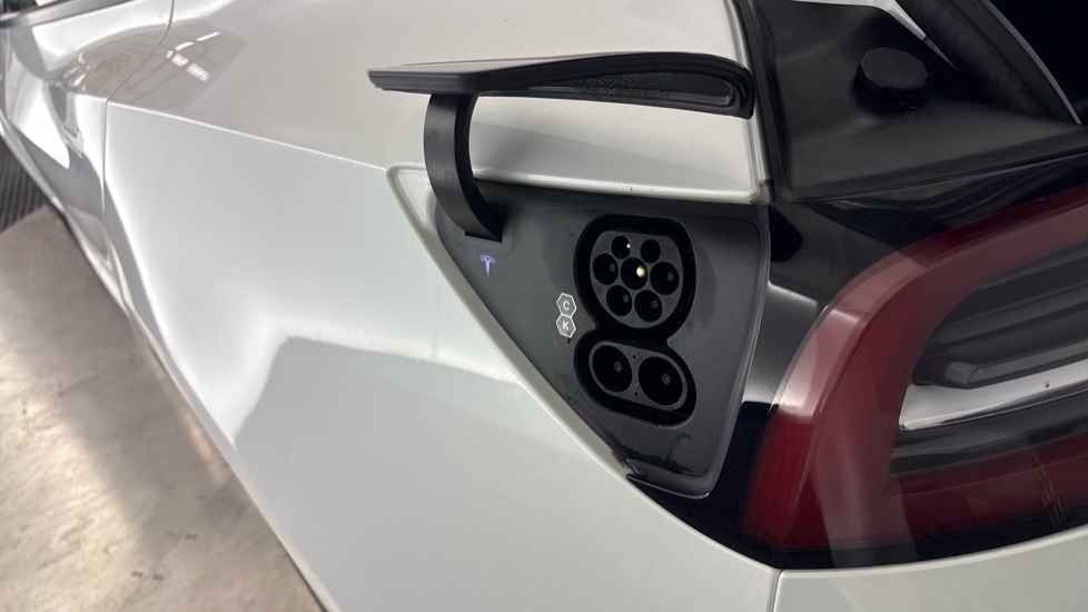 TESLA MODEL 3 Image 21