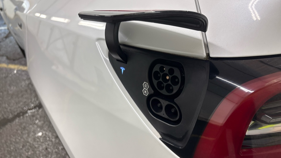 TESLA MODEL Y HATCHBACK RWD 5dr Auto