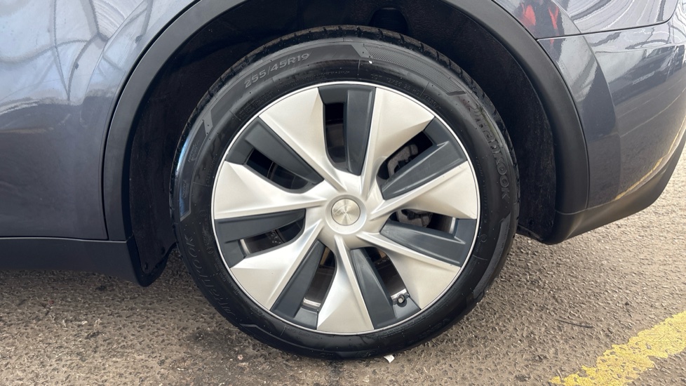 TESLA MODEL Y HATCHBACK RWD 5dr Auto