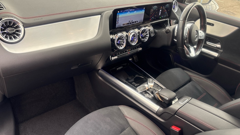 MERCEDES EQA Image 10