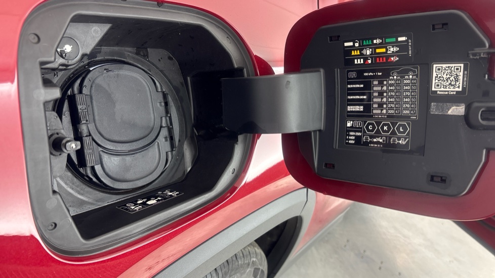 MERCEDES EQA Image 21