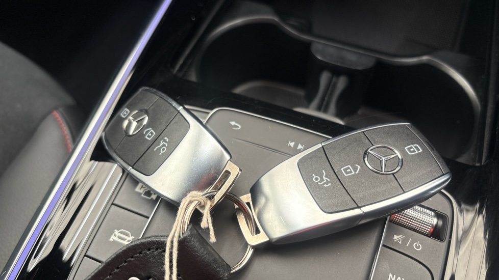 MERCEDES EQA 2 keys