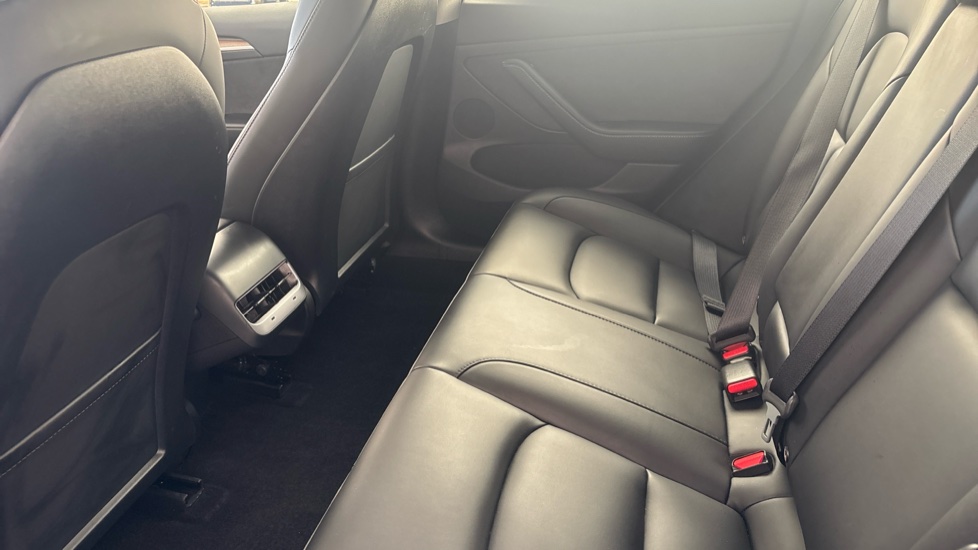 TESLA MODEL 3 Image 14