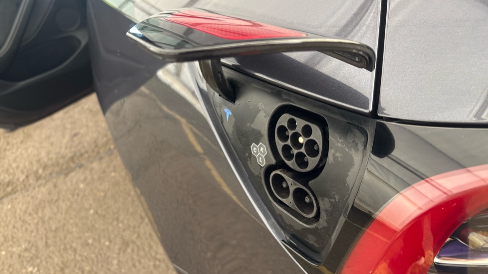 TESLA MODEL 3 Image 21