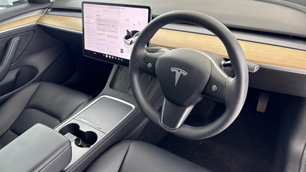 TESLA MODEL 3 Image 9