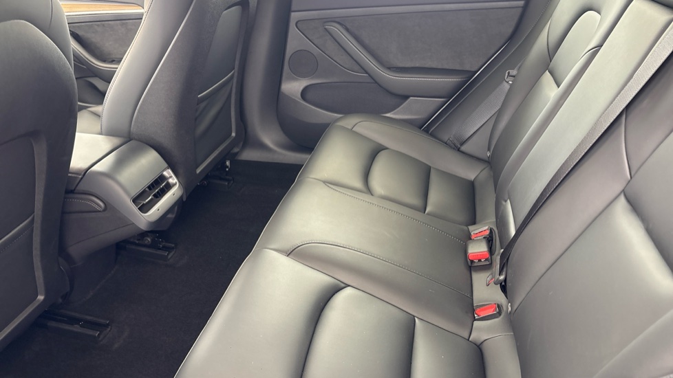 TESLA MODEL 3 Image 14