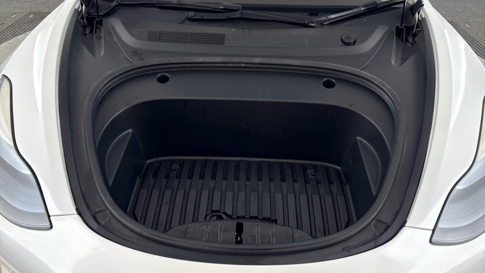 TESLA MODEL 3 Image 16