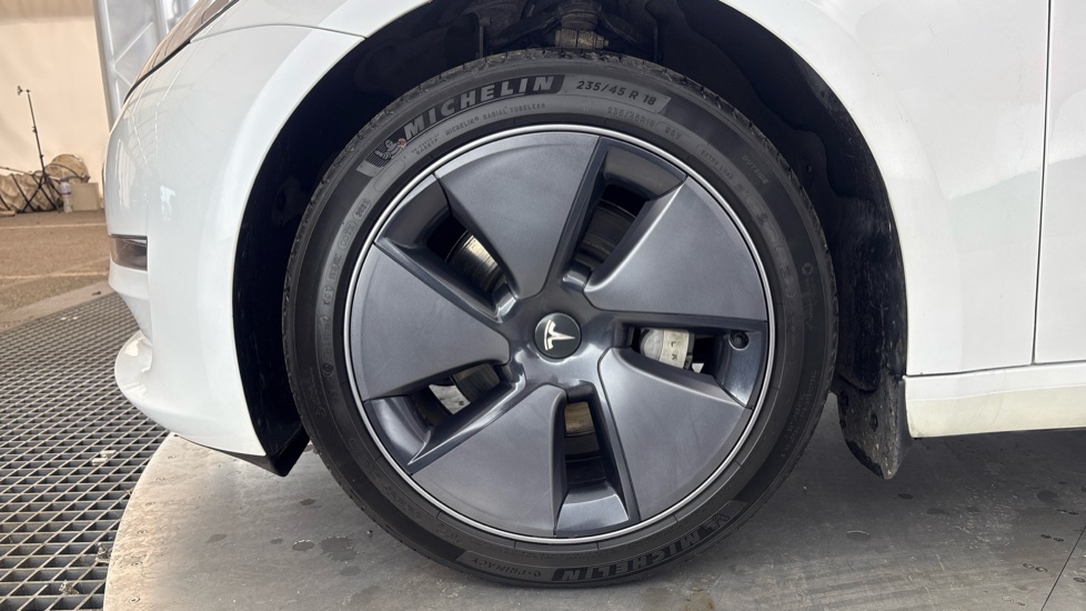 TESLA MODEL 3 Image 17