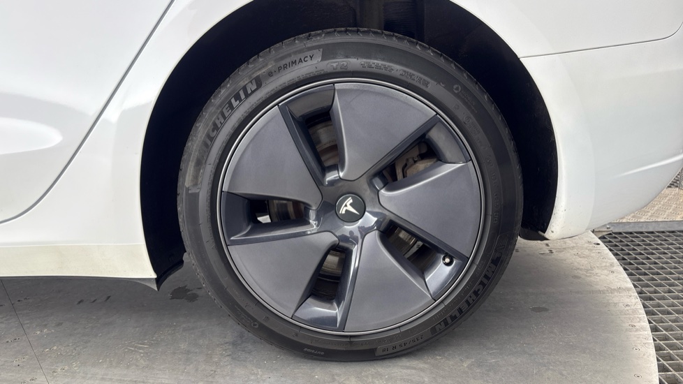 TESLA MODEL 3 Image 18