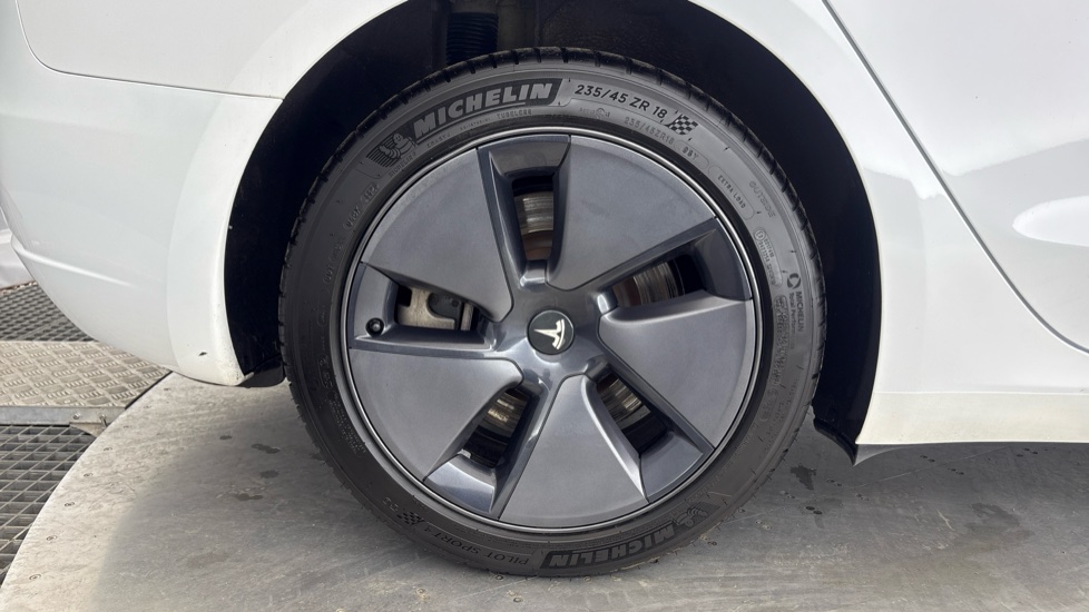 TESLA MODEL 3 Image 19