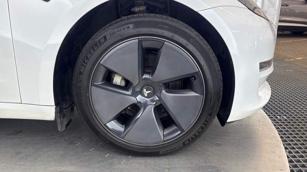 TESLA MODEL 3 Image 20