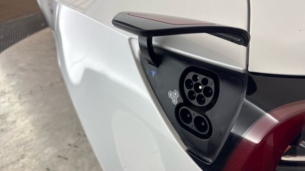 TESLA MODEL 3 Image 21