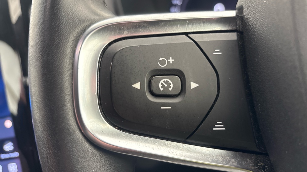 VOLVO XC40 cruise control