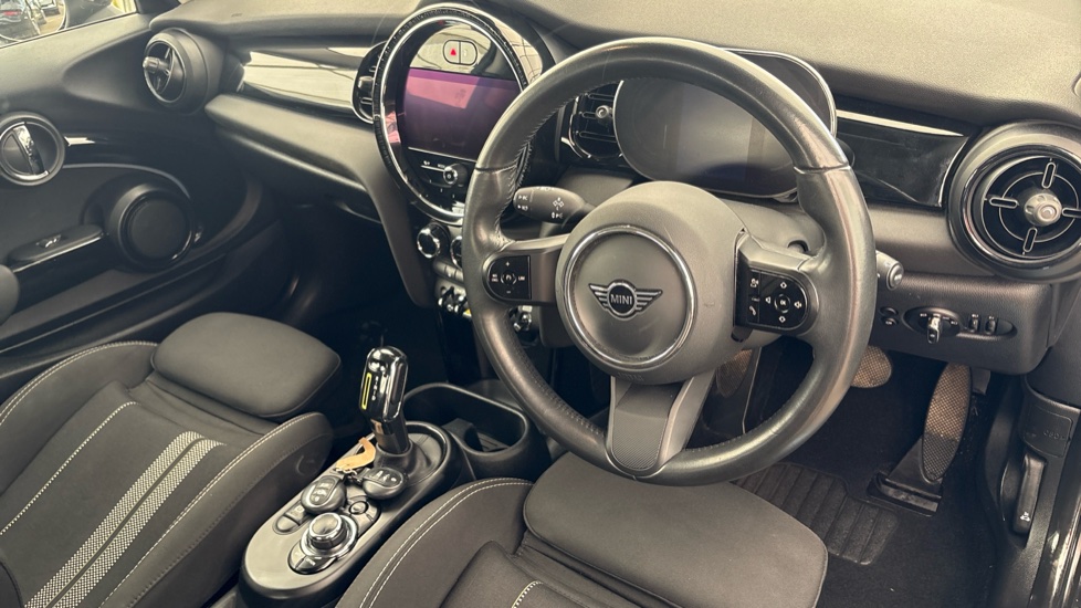 MINI HATCHBACK Image 9