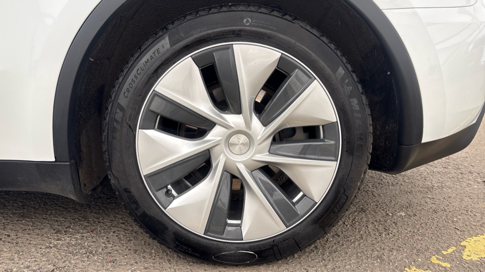 Tesla Model Y Image 18