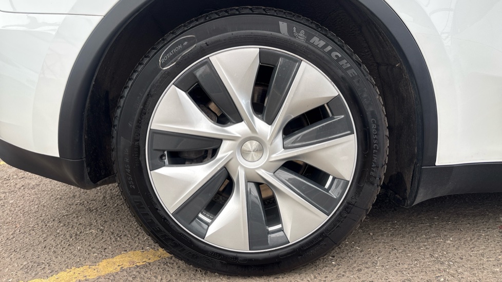 Tesla Model Y Image 19