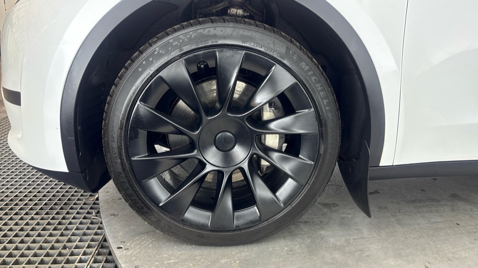 TESLA MODEL Y HATCHBACK RWD 5dr Auto