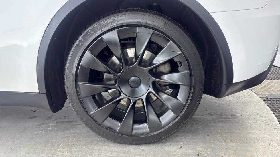 TESLA MODEL Y HATCHBACK RWD 5dr Auto