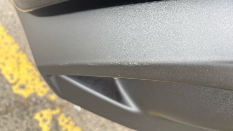 LEXUS UX Scuff