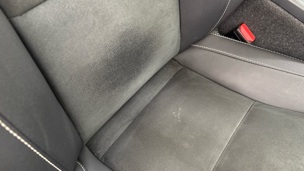 VOLVO C40 Worn/stained