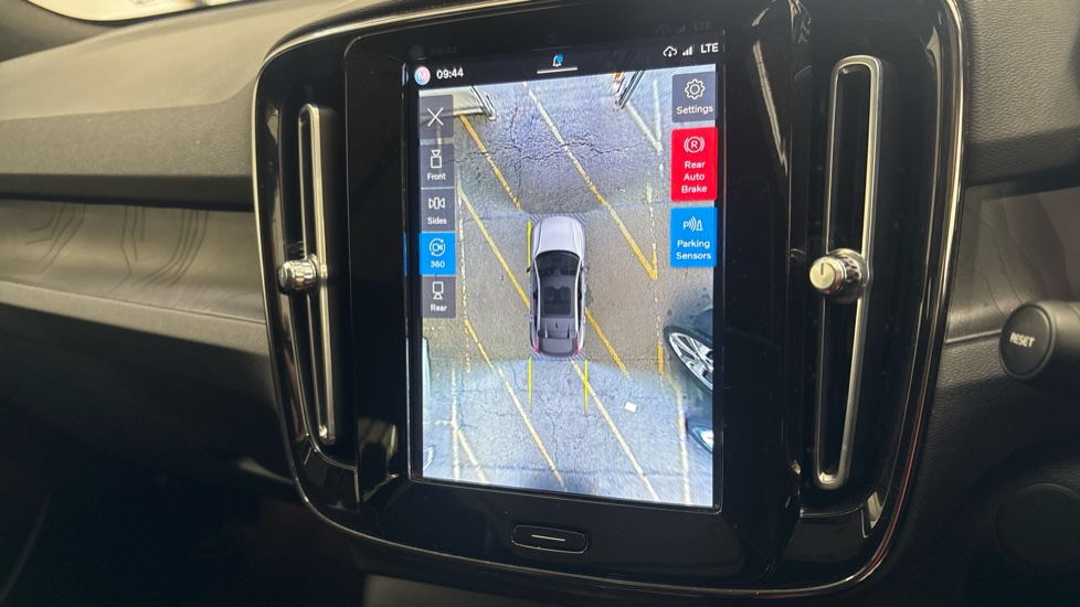 VOLVO C40 Reverse camera
