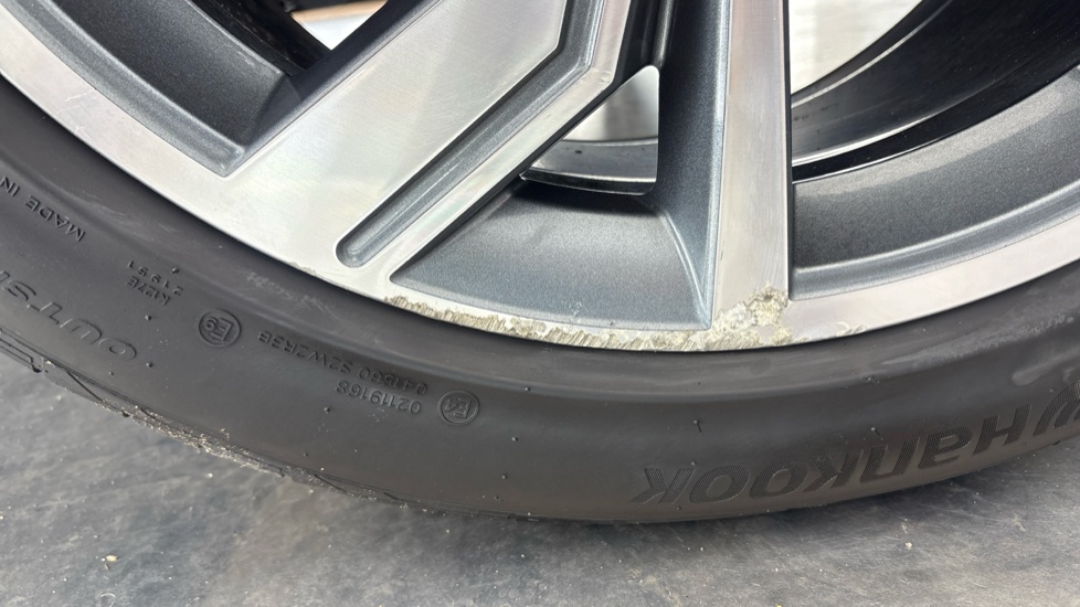 AUDI Q4 scuff