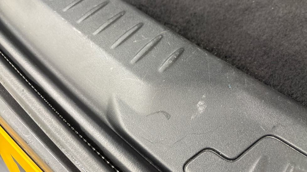 JAGUAR I-PACE scratches
