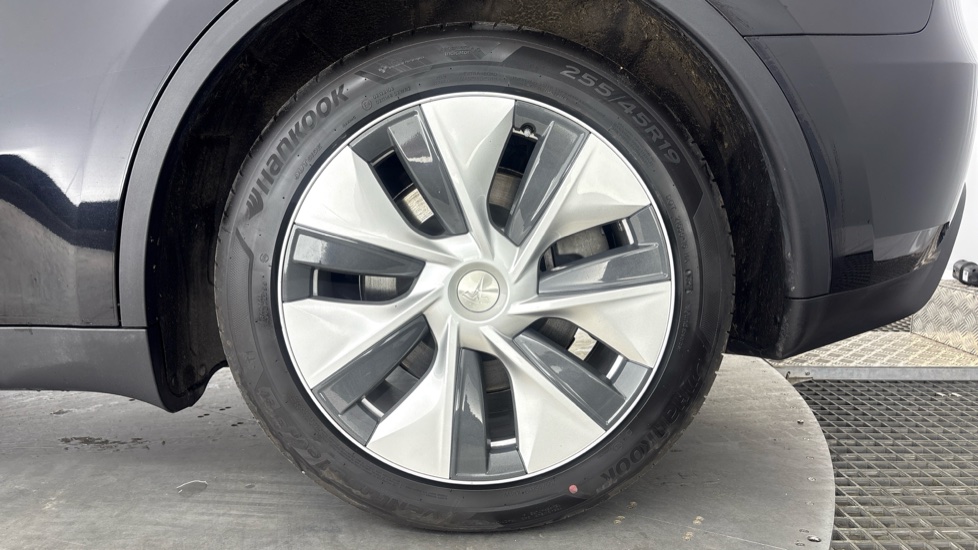 TESLA MODEL Y Image 18