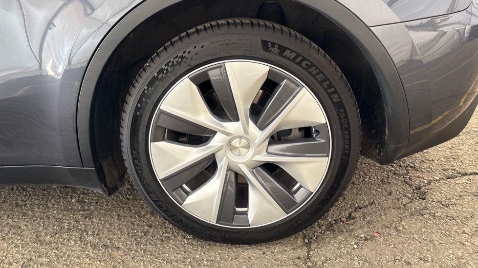 TESLA MODEL Y Image 18