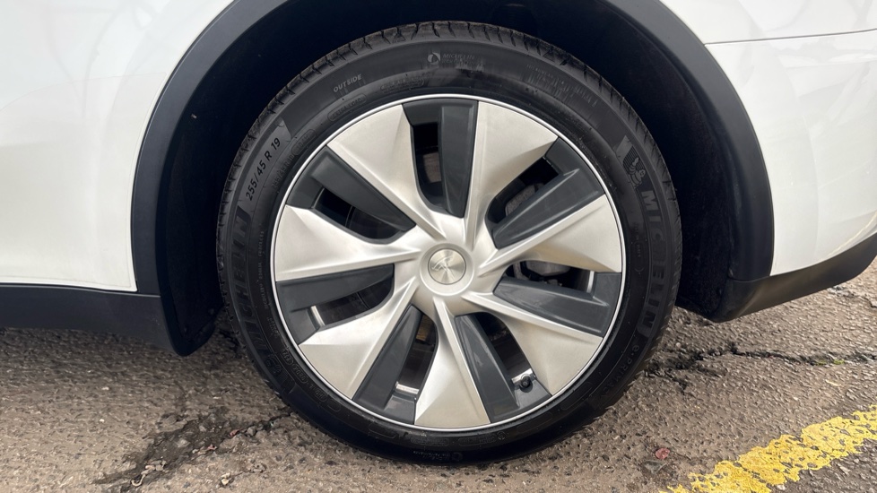 TESLA MODEL Y Image 18