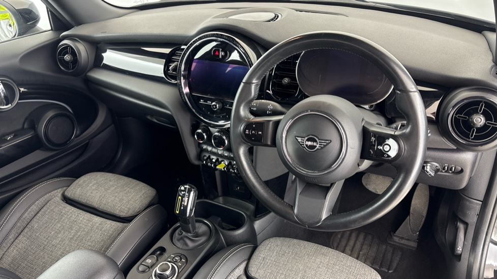MINI HATCHBACK Image 9