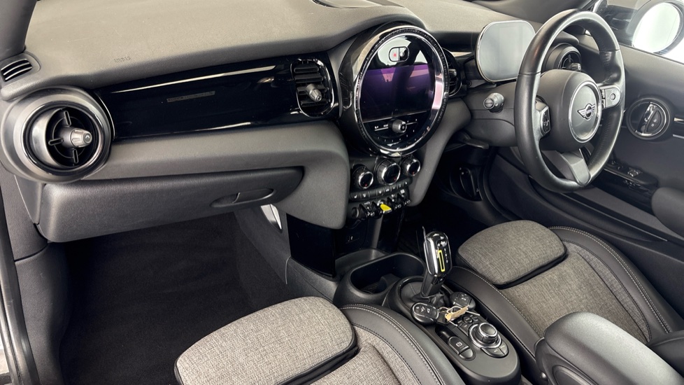 MINI HATCHBACK Image 10
