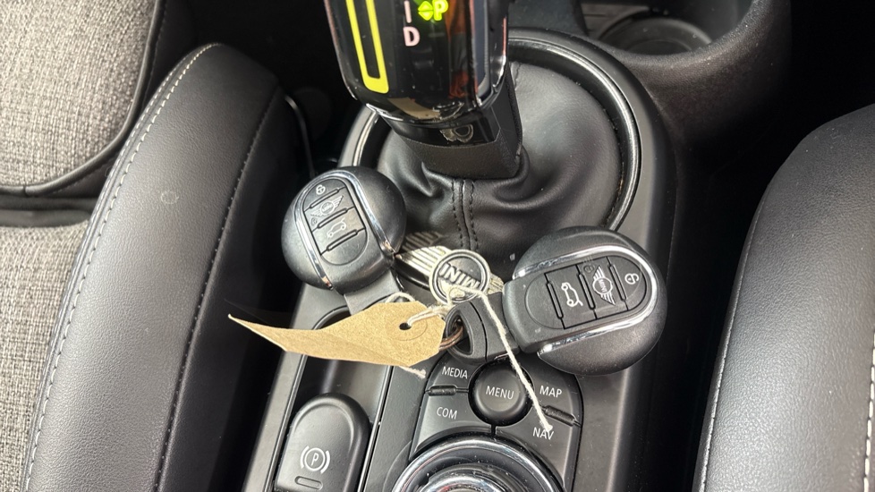 MINI HATCHBACK 2 keys available
