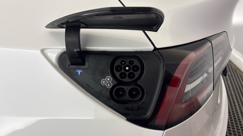 TESLA MODEL Y HATCHBACK RWD 5dr Auto