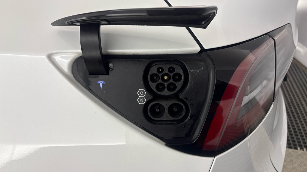 TESLA MODEL Y Image 21