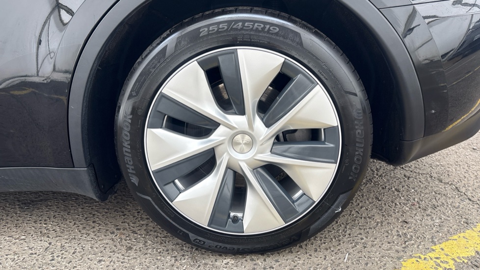 TESLA MODEL Y Image 18