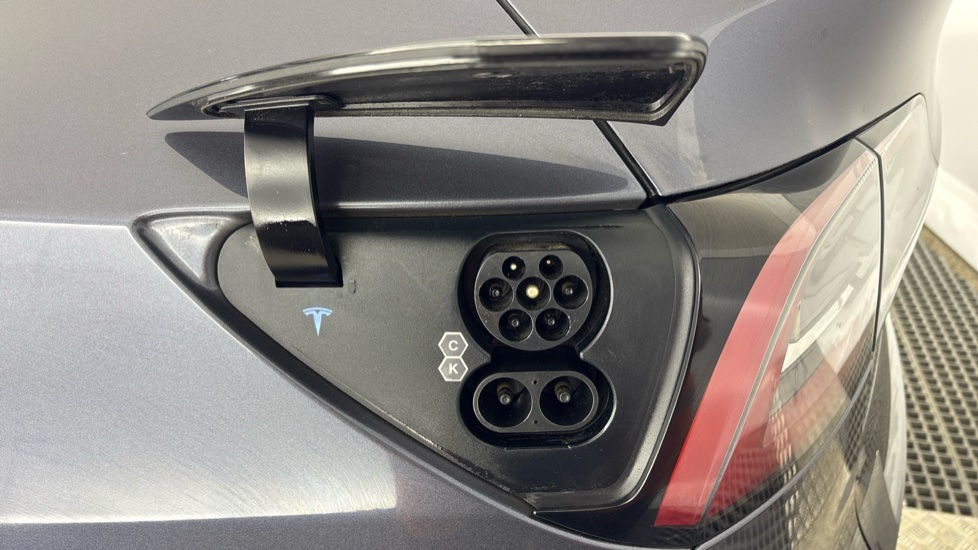 TESLA MODEL Y HATCHBACK RWD 5dr Auto