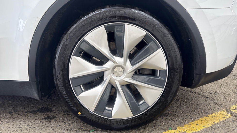 TESLA MODEL Y Image 18